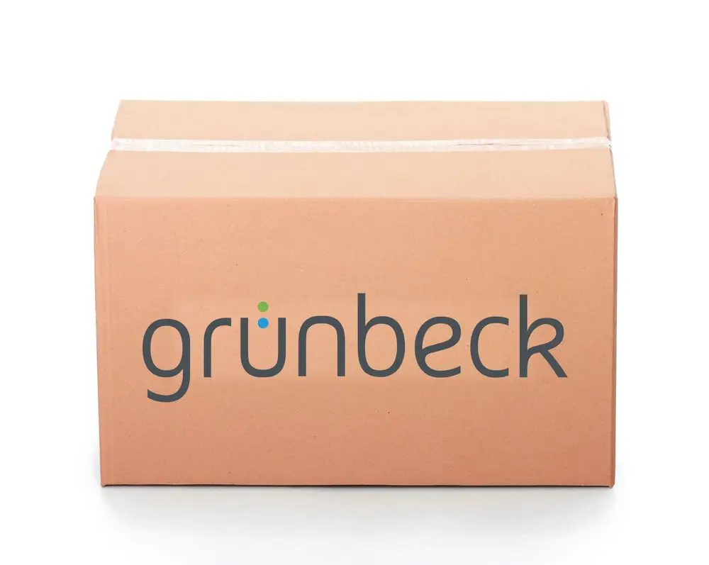 Brauner Karton mit dem Aufdruck "grünbeck" in grauer Schrift, auf weißem Hintergrund.